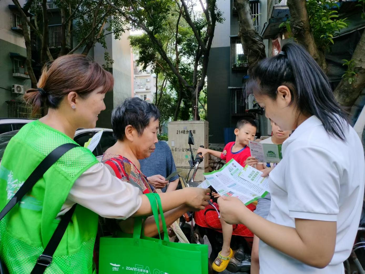 工作人員向居民們發(fā)放垃圾分類宣傳手冊(cè)。禮嘉街道供圖 華龍網(wǎng)發(fā)