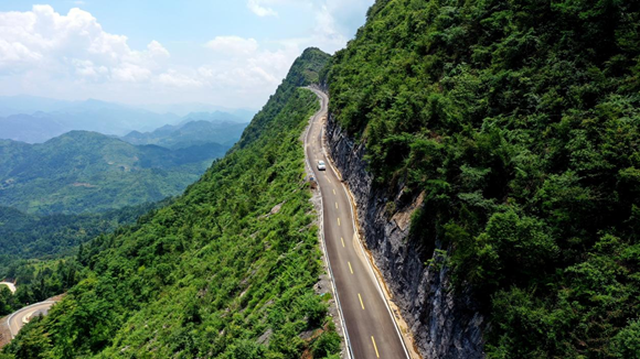 平阳盖挂壁公路，串联百里山银花长廊，被当地称为“富民路”，为2万余群众带来了便利。通讯员 付冲 摄