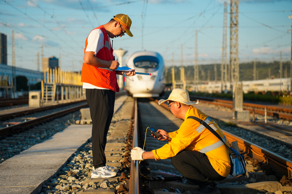 Railway maintenance workers measuring rail’s geometry (Photographed by Wu Kun)