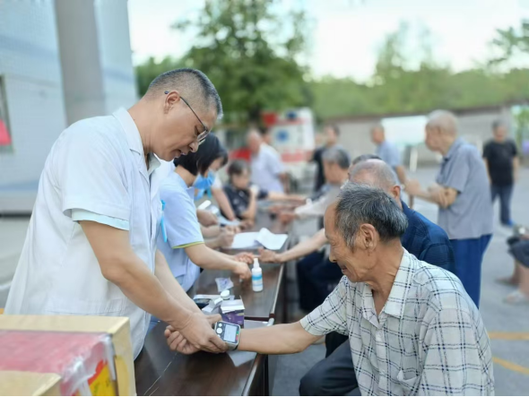 医生为老人测量血压。通讯员 龚祎祎 摄