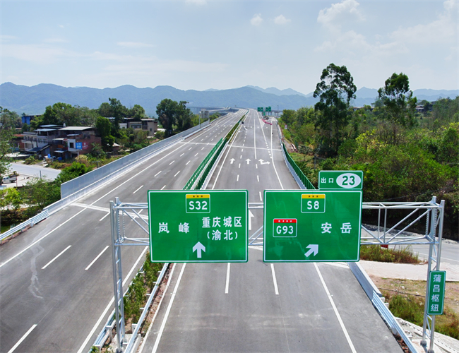 小安溪河特大桥施工现场,工人正加紧进行收尾工作。铜梁区融媒体中心供图