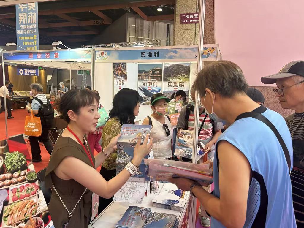 2024海峡两岸台北夏季旅展上,工作人员向民众介绍重庆特色。资料图(放小标3)