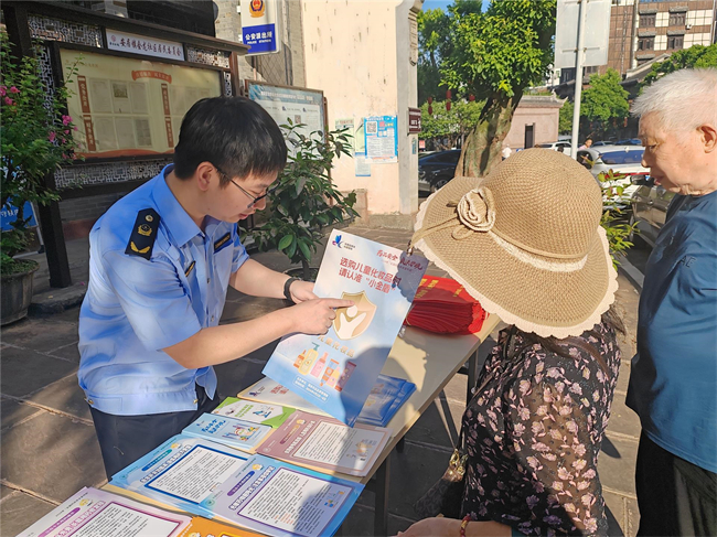 工作人员向群众宣传药品安全、药物警戒等知识。铜梁区融媒体中心供图