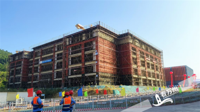 广大建设者战高温、抢进度。重庆三峡融媒体中心供图