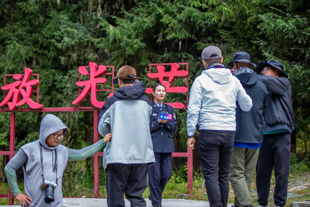 人民公安從這里走來 | 爬雪山、過草地，守邊城、鑄紅巖……這場川渝公安警務直播感動萬千網友