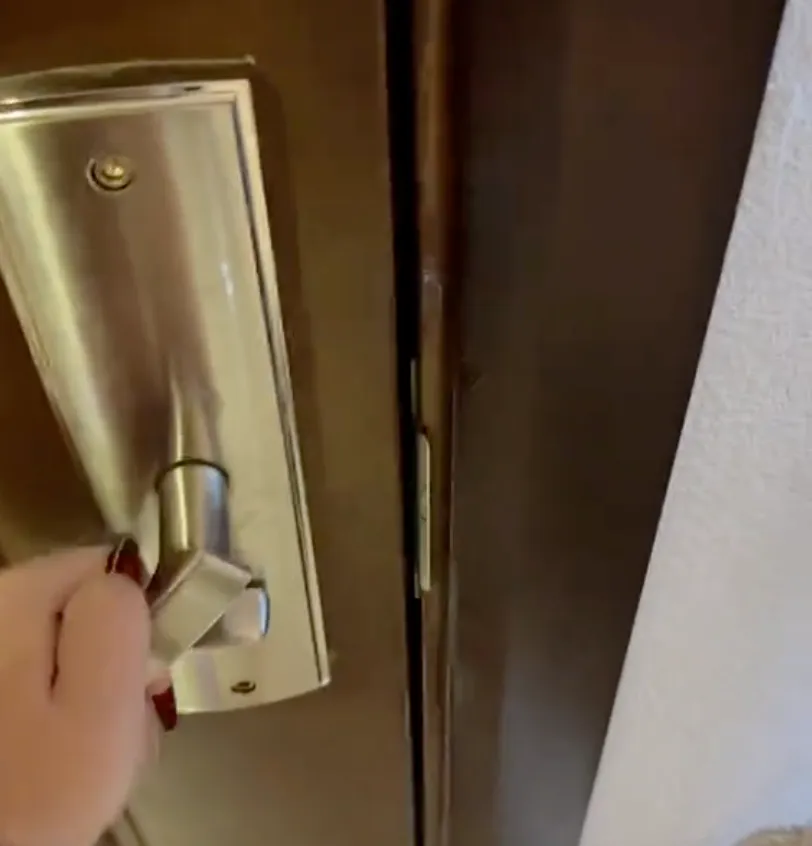 女子没穿衣服被工人2次刷开酒店房门 网友怒了