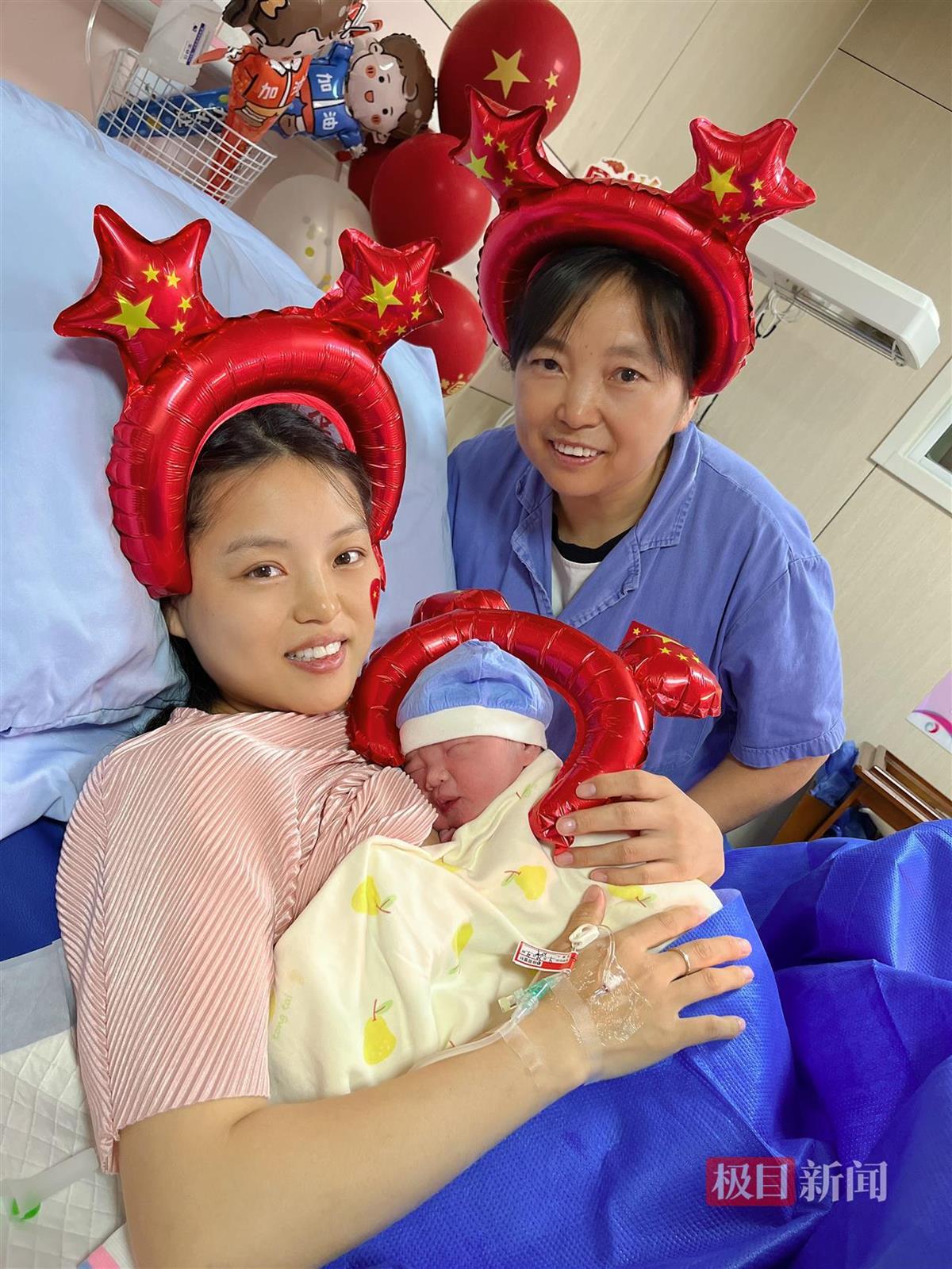 “国庆宝宝”零点零分踩点出生，父母为他取名“取名“十一”