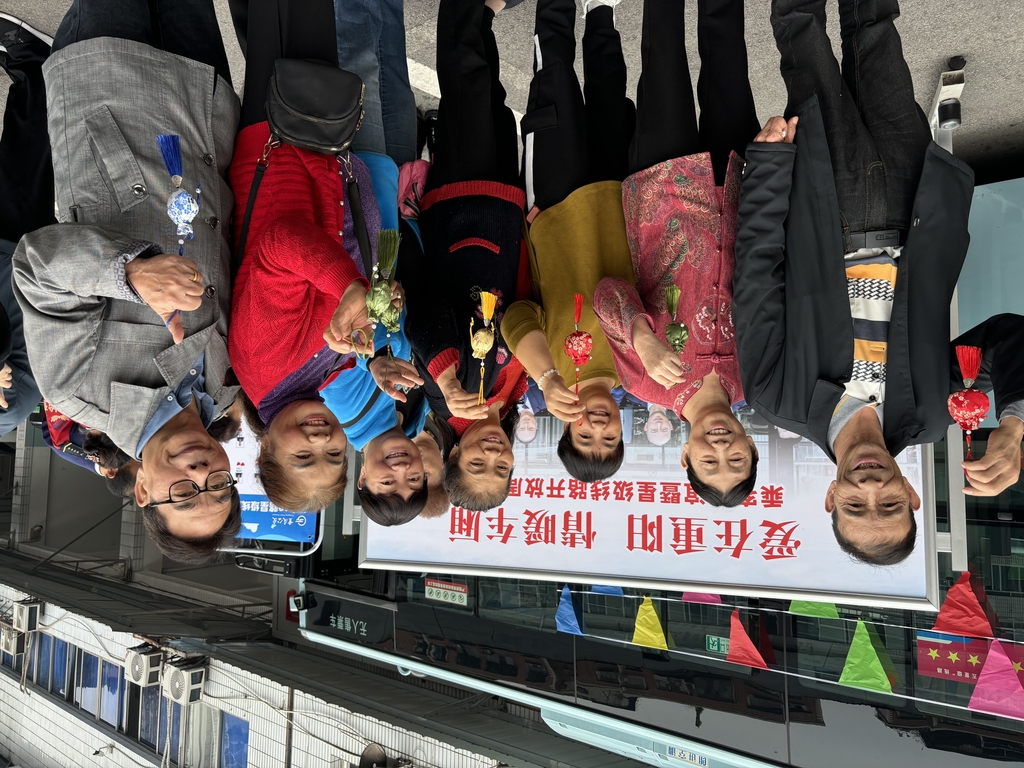 老年乘客體驗制作香囊。重慶南部公交供圖
