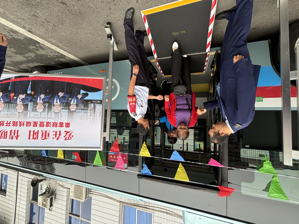 老年乘客體驗無障礙設施和服務。重慶南部公交供圖