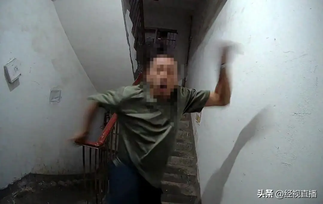 网友称投诉楼上有噪音后遭局长儿子踹门报复,踹门者:父亲曾是局长,家里没后台