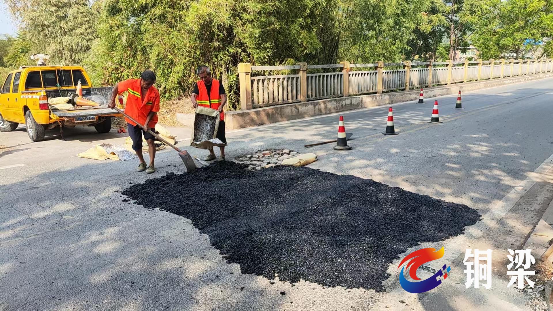 为公路“美容”！铜梁区公路事务中心修补坑槽保畅通