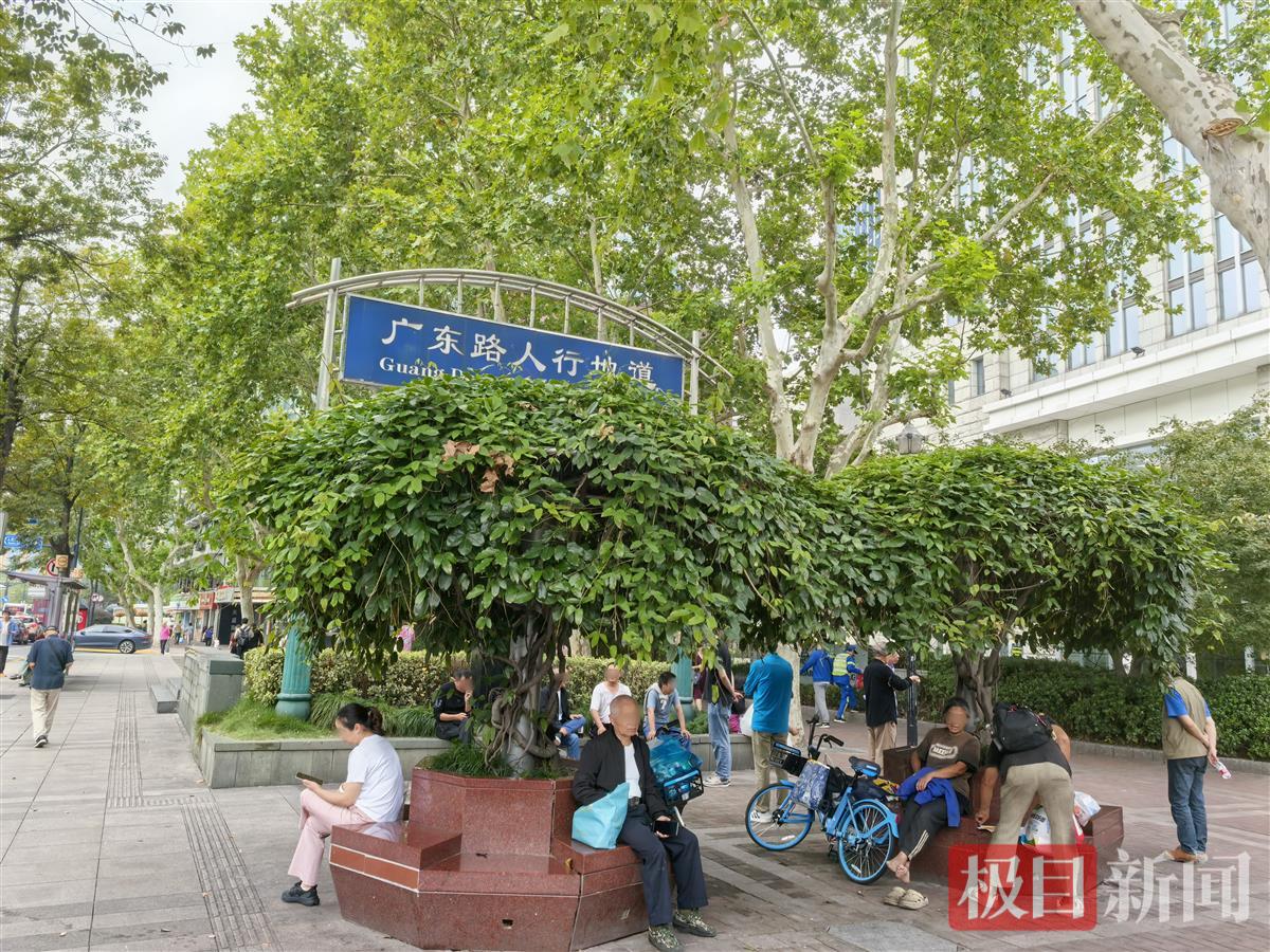 探访上海“股市沙龙”：工作日现场喧嚣暂休，老股民称夏天开始有人给那位爷叔拍视频