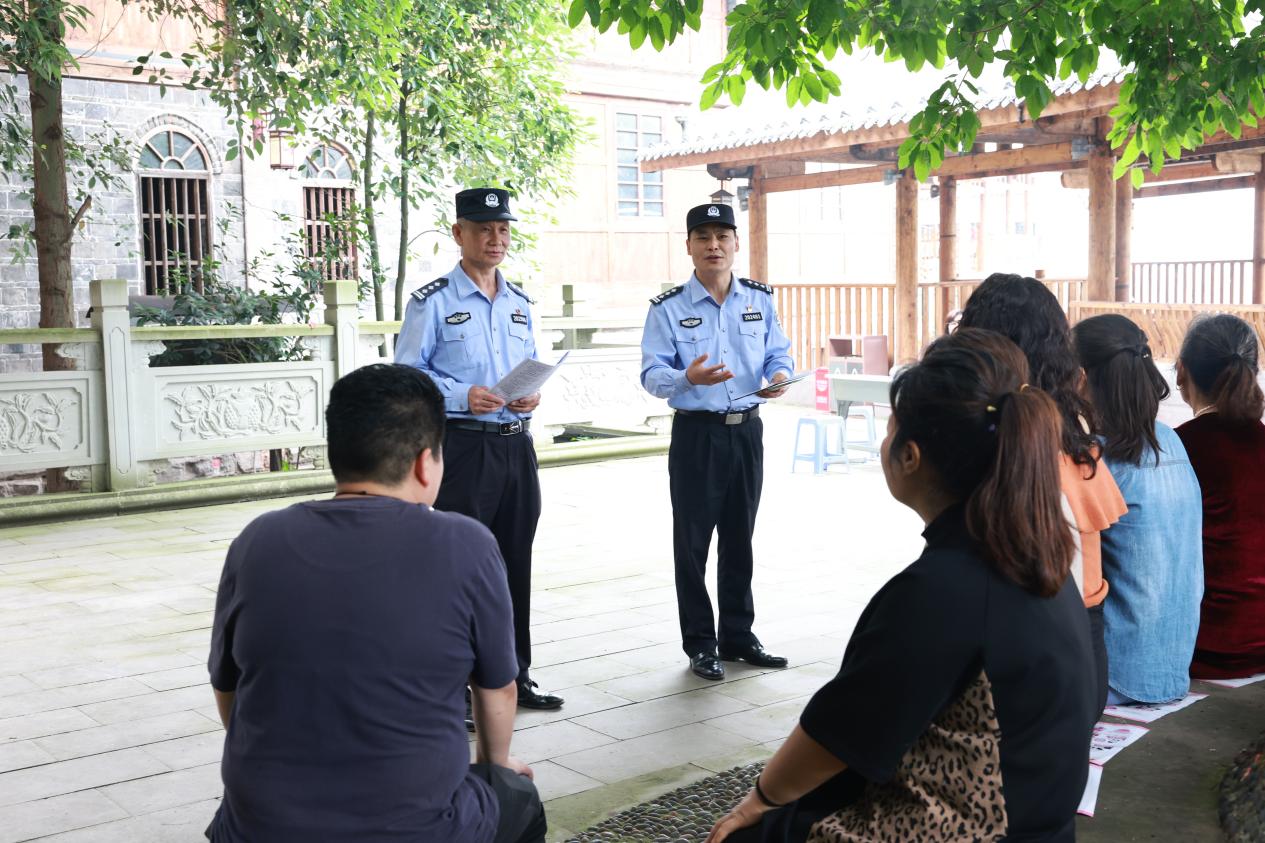 杨明富（右）召开院坝会