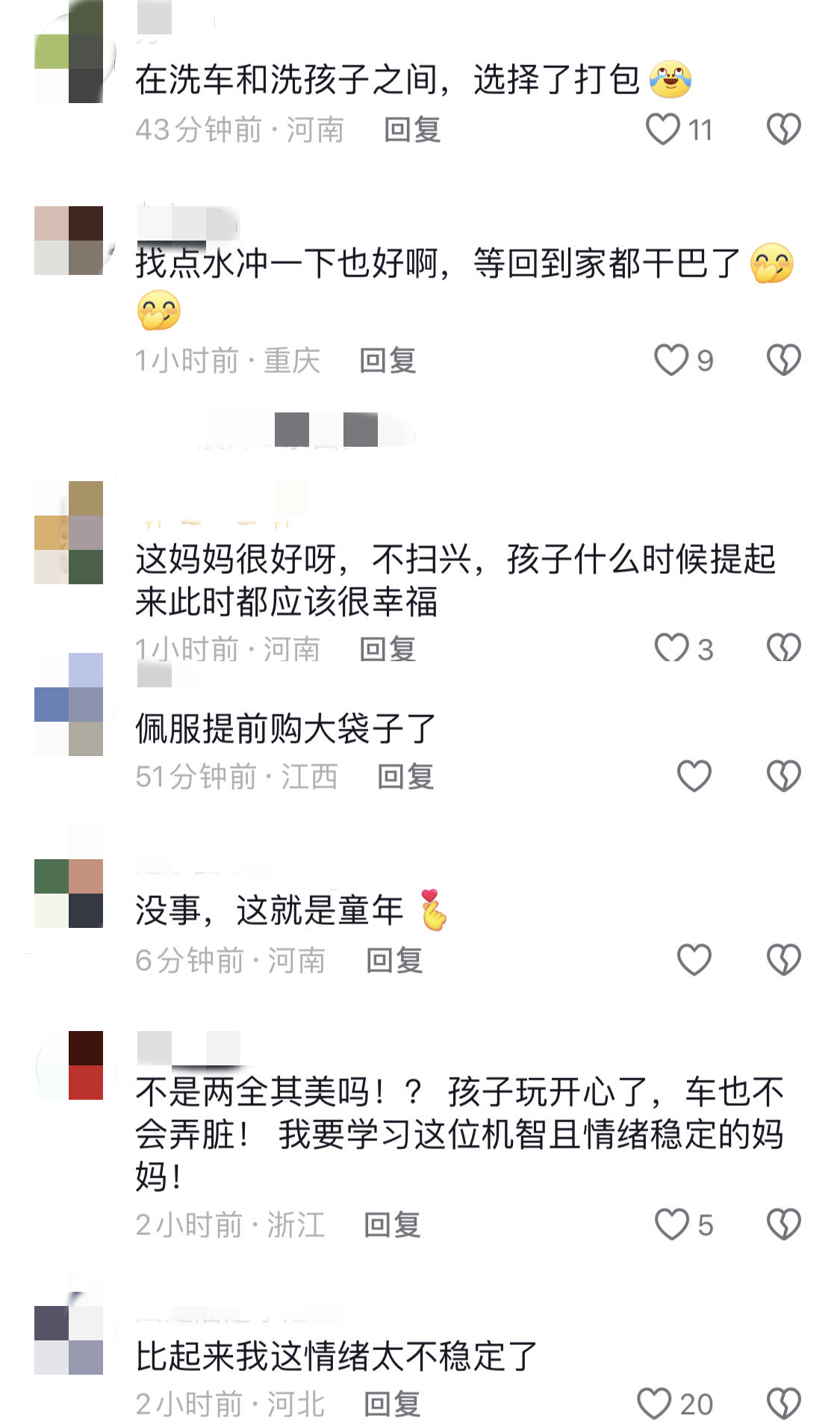 男孩江边抓螃蟹浑身是泥，被妈妈用塑料袋打包带走