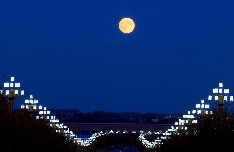 赏月正当时！年度最大满月现身夜空