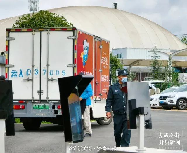 昆明一学校“臭肉事件”家长见面会，董事长无视最后问题插兜离席