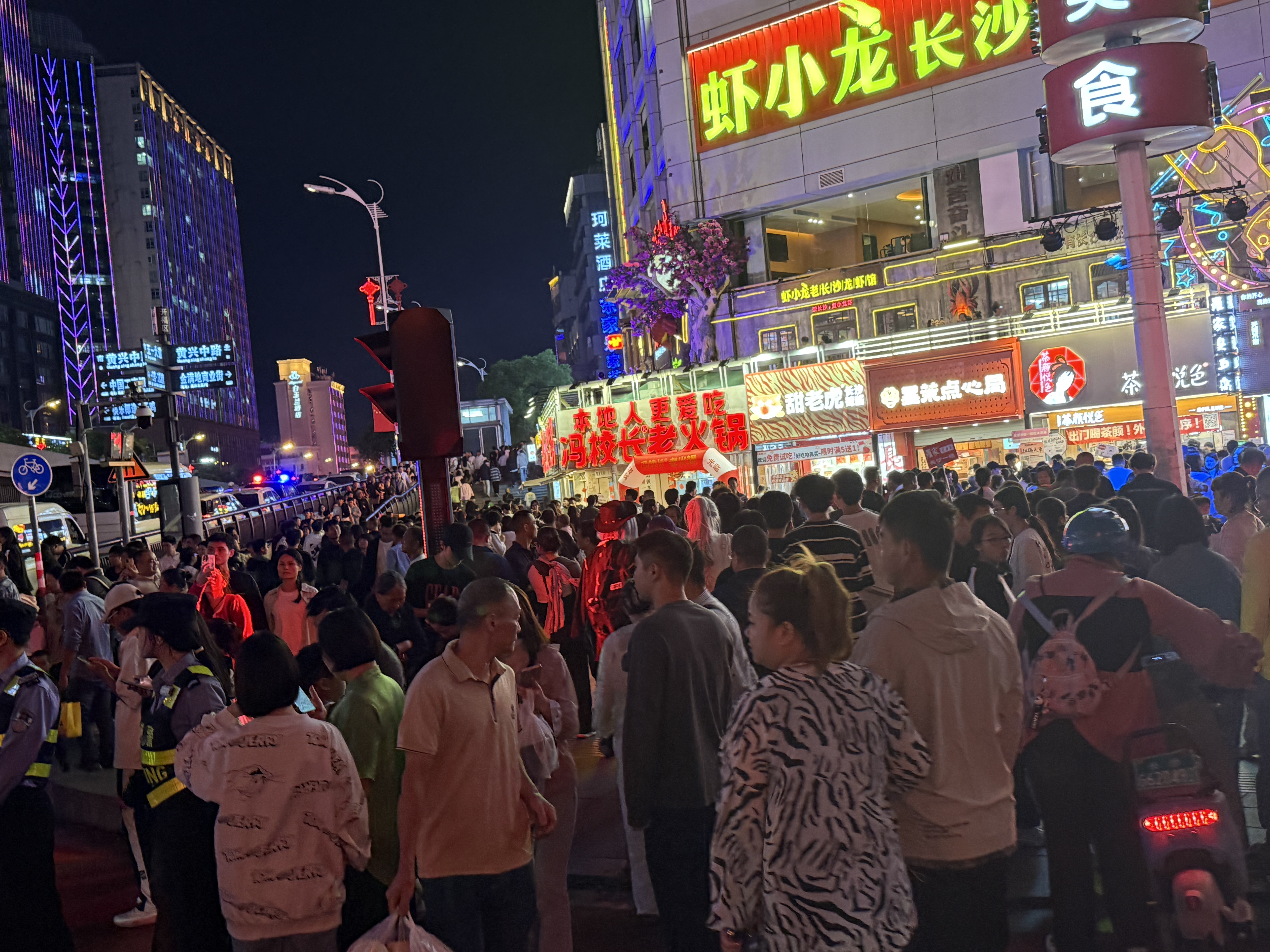 國慶首日各大景區(qū)立即開啟人海模式：博物館門票售罄，長線游爆火，阿壩州成黑馬