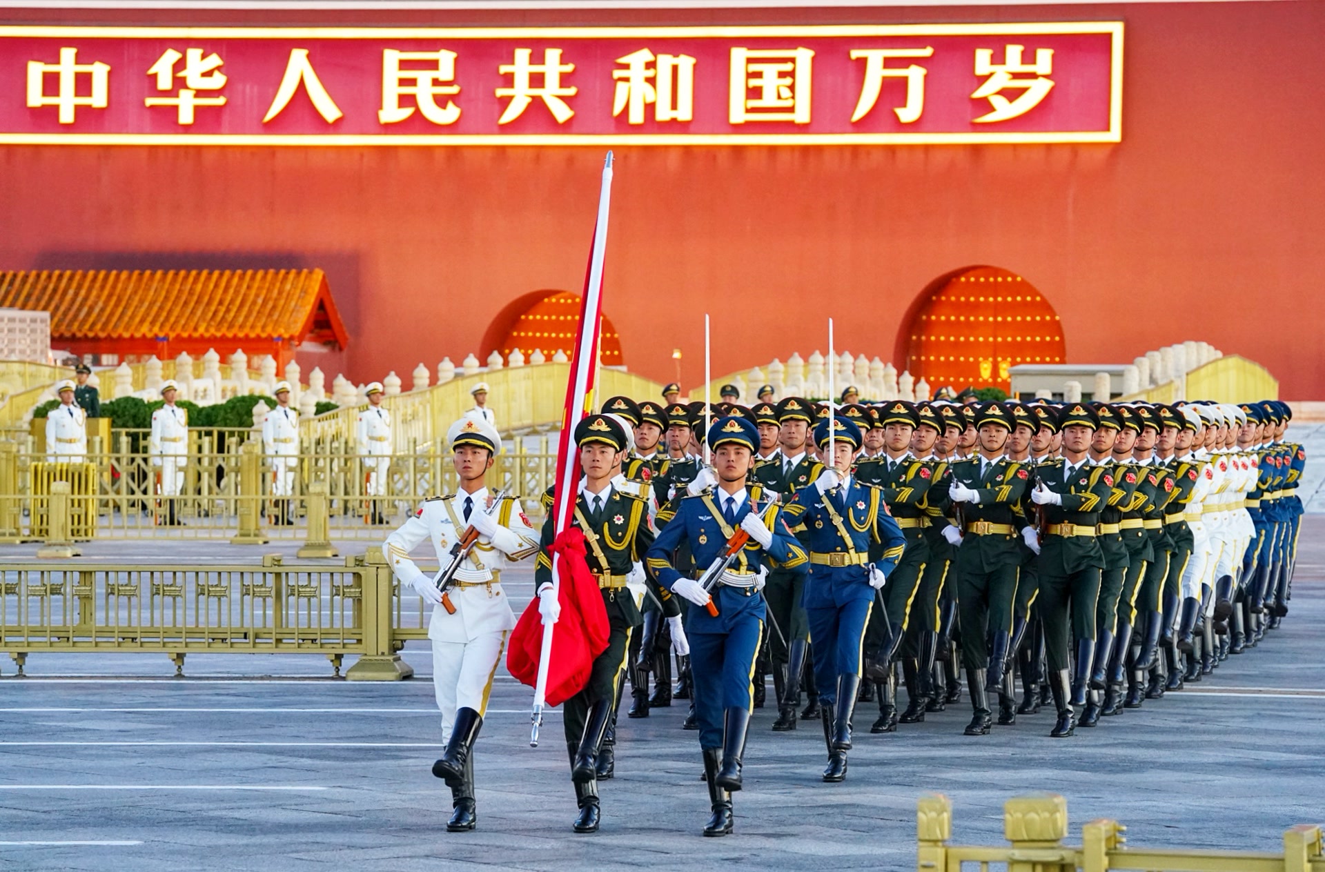 國慶首日各大景區(qū)立即開啟人海模式：博物館門票售罄，長線游爆火，阿壩州成黑馬