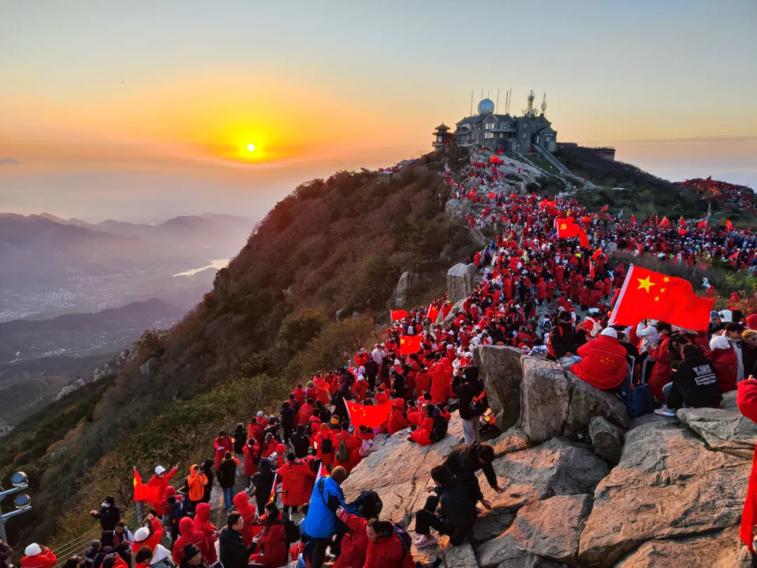 國慶首日各大景區(qū)立即開啟人海模式：博物館門票售罄，長線游爆火，阿壩州成黑馬