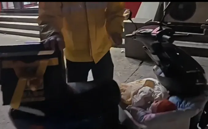 “给你转25元,不要给我差评”,骑手带着患儿送外卖?美团回应