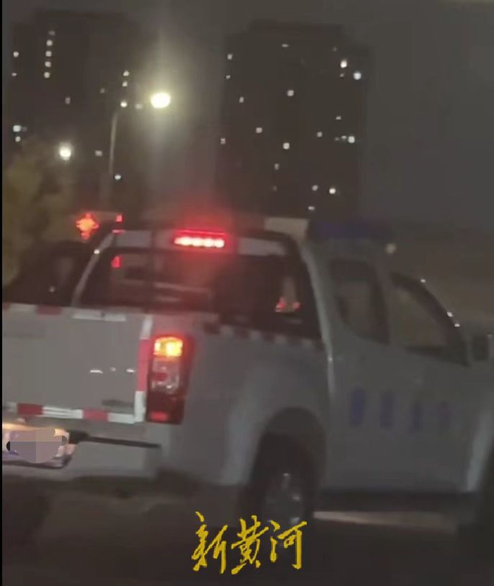 西安一公务车半夜街头玩漂移？当地警方通报