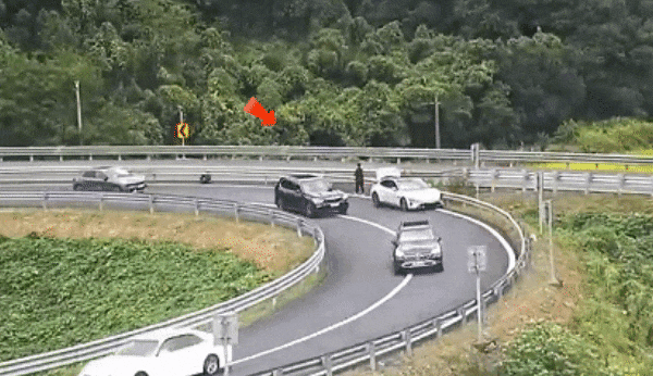 小米新车撞上高速护栏几乎报废，车主开辅助驾驶担全责