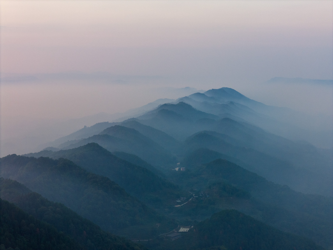 南岸：远山如黛 明月山水墨美如画