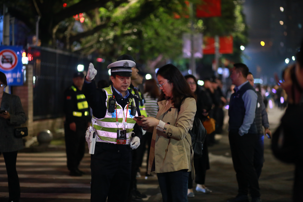 明晚起连续三天，九龙坡区公安分局交巡警支队将依法对奥体中心周边道路开展交通管控措施。 警方供图