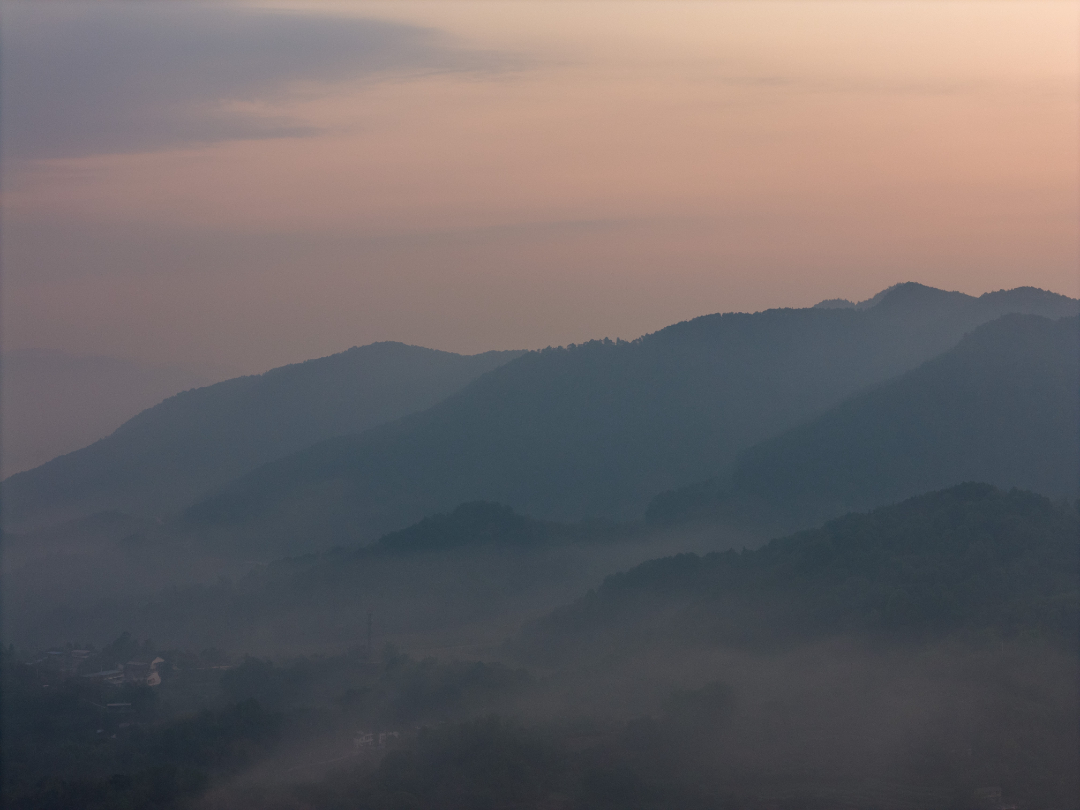 南岸：远山如黛 明月山水墨美如画