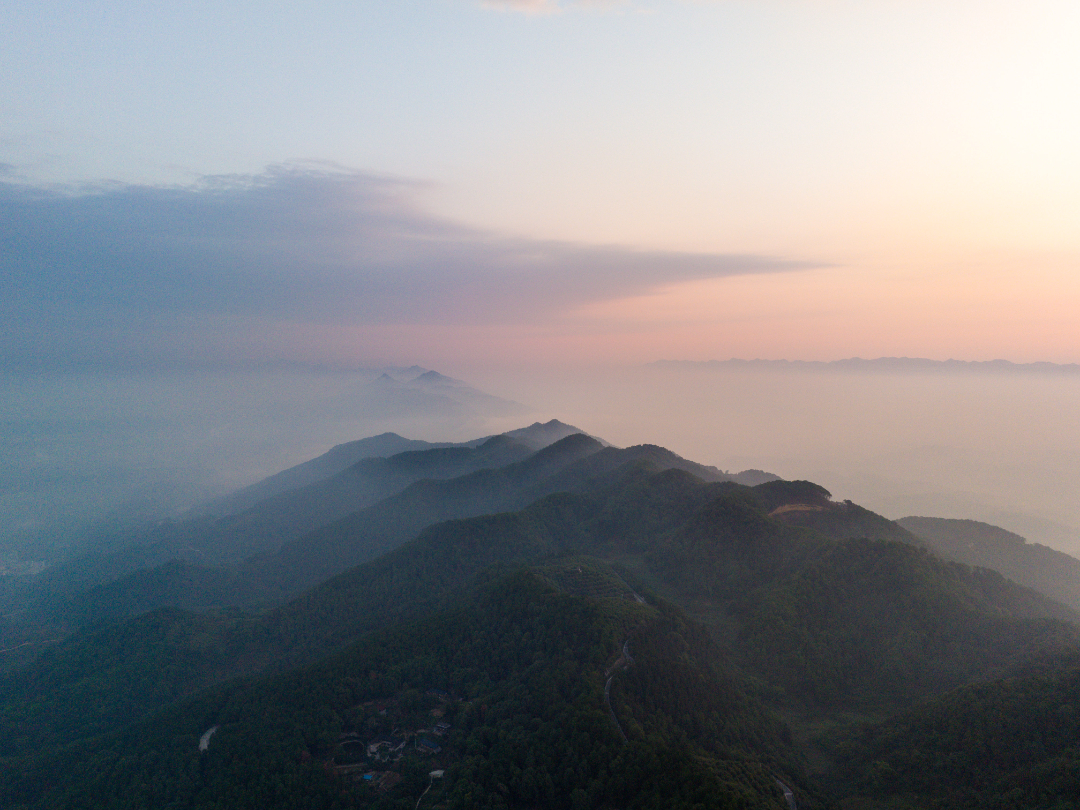 南岸：远山如黛 明月山水墨美如画