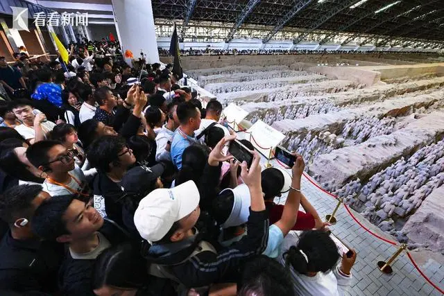 游客太多兵马俑被迫上夜班!网友:给三倍工资吗?