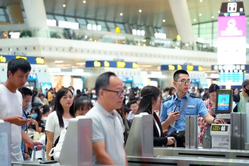 长三角多地车站午后将迎来首波返程客流，今日预计发送363万人次