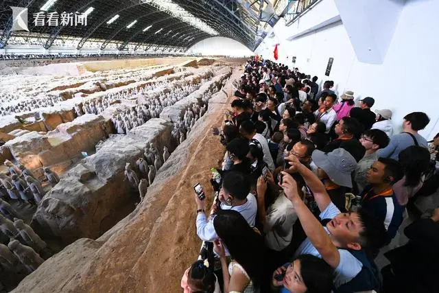 游客太多兵马俑被迫上夜班!网友:给三倍工资吗?