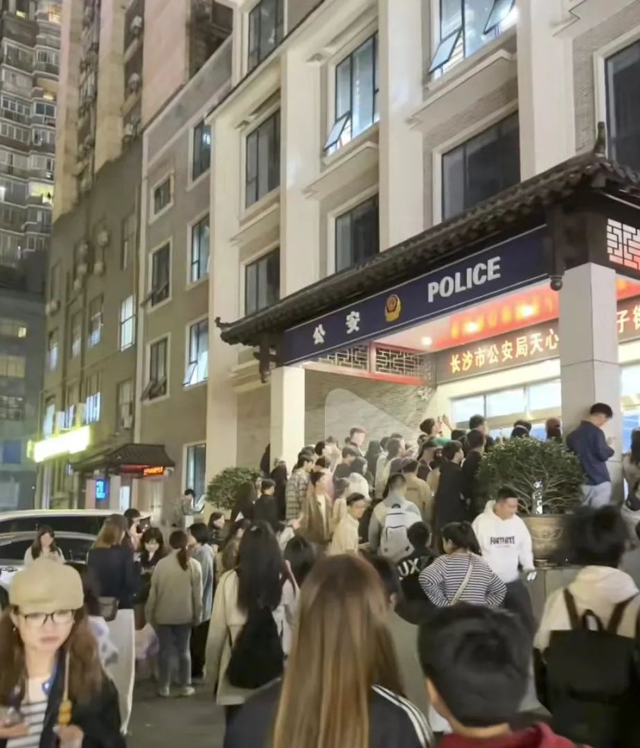 派出所凌晨3点还有游客排队打卡，“有时候警察都很想报警”