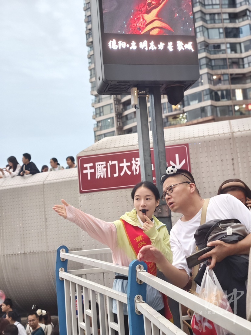 【节日我在岗】金牌导游化身文旅志愿者 贴心服务传递城市温度