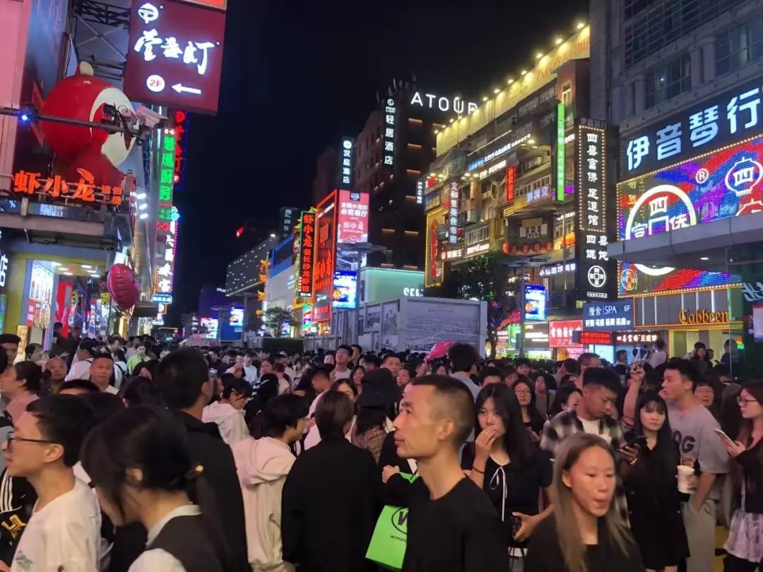 国庆出游数据大盘点:小城居民消费实力“爆表”