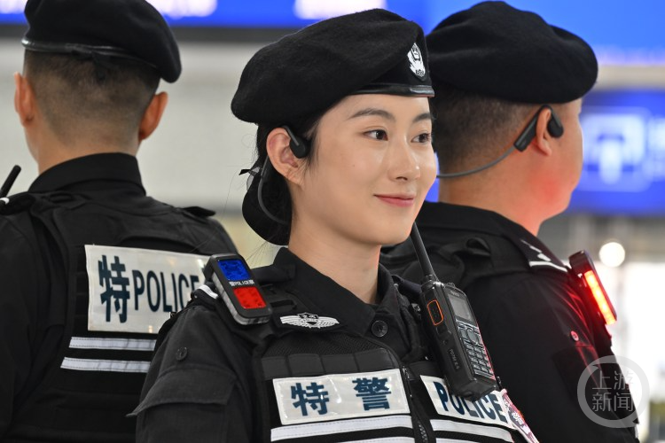 国庆节解放碑街头的女特警找到了！她是位文武双全的小姐姐