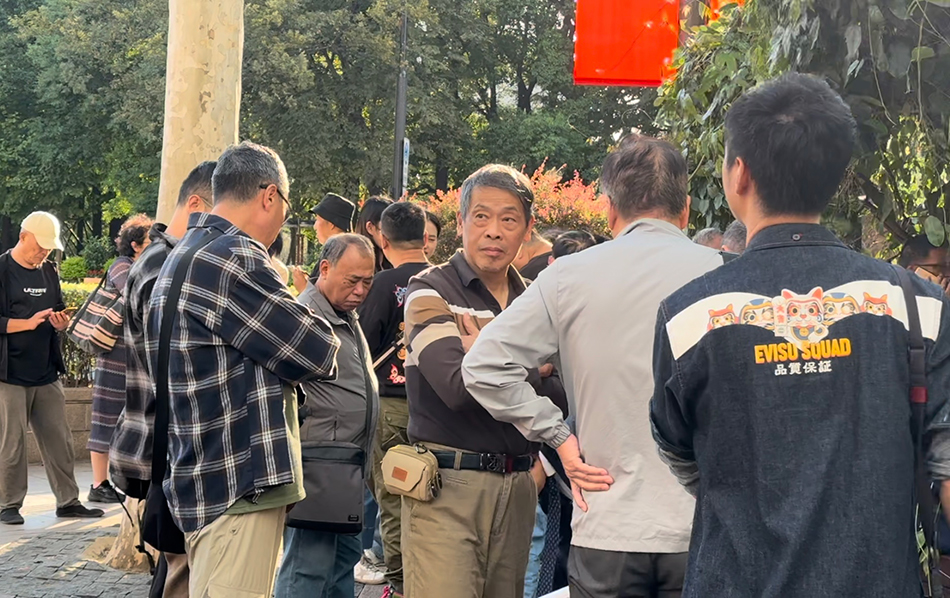 特写｜上海马路股市沙龙热闹起来：“行情来了，人人都是股神”