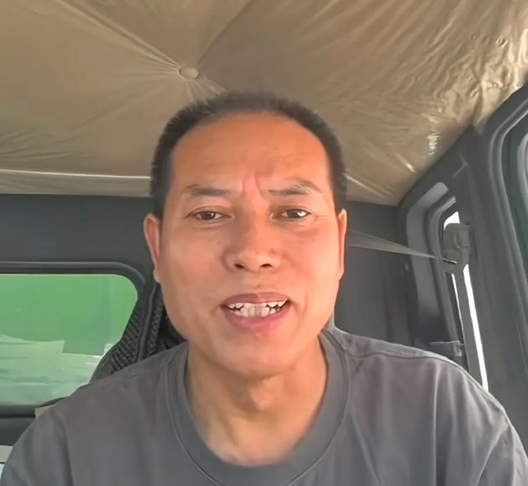 “货车撞劳斯莱斯”被质疑摆拍!两人被扒去年曾同框,女方粉丝已破百万