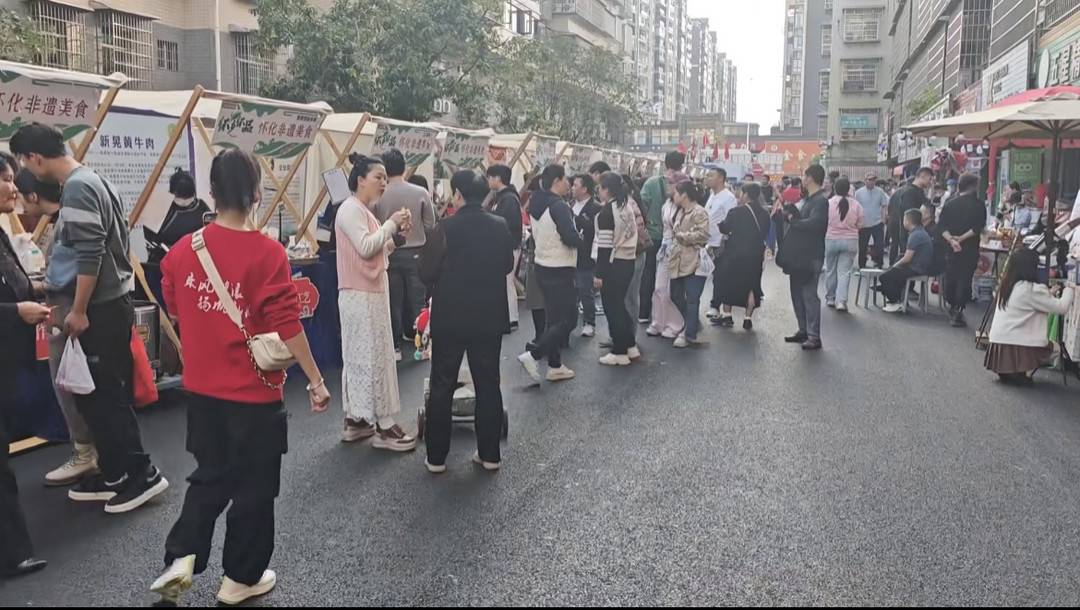 晓华理发店爆火后当地拉来黑熊展示 林业部门称未报备已及时制止