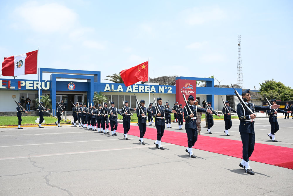 新华社快讯：国家主席习近平当地时间14日抵达秘鲁首都利马