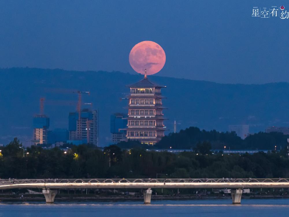 今年最后一次“超级月亮”16日凌晨现身夜空