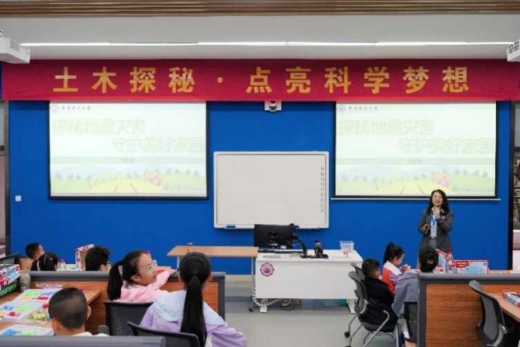 图片包含 室内, 女人, 前, 小孩

描述已自动生成