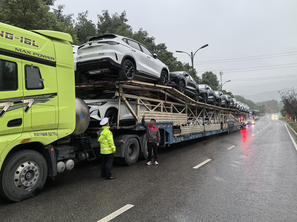 私自加长了车厢的半挂车。 警方供图