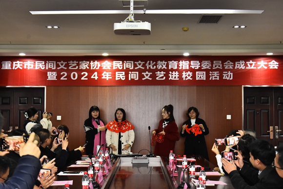 武燕、盛莉、邹克红的脱稿剪纸技艺展示