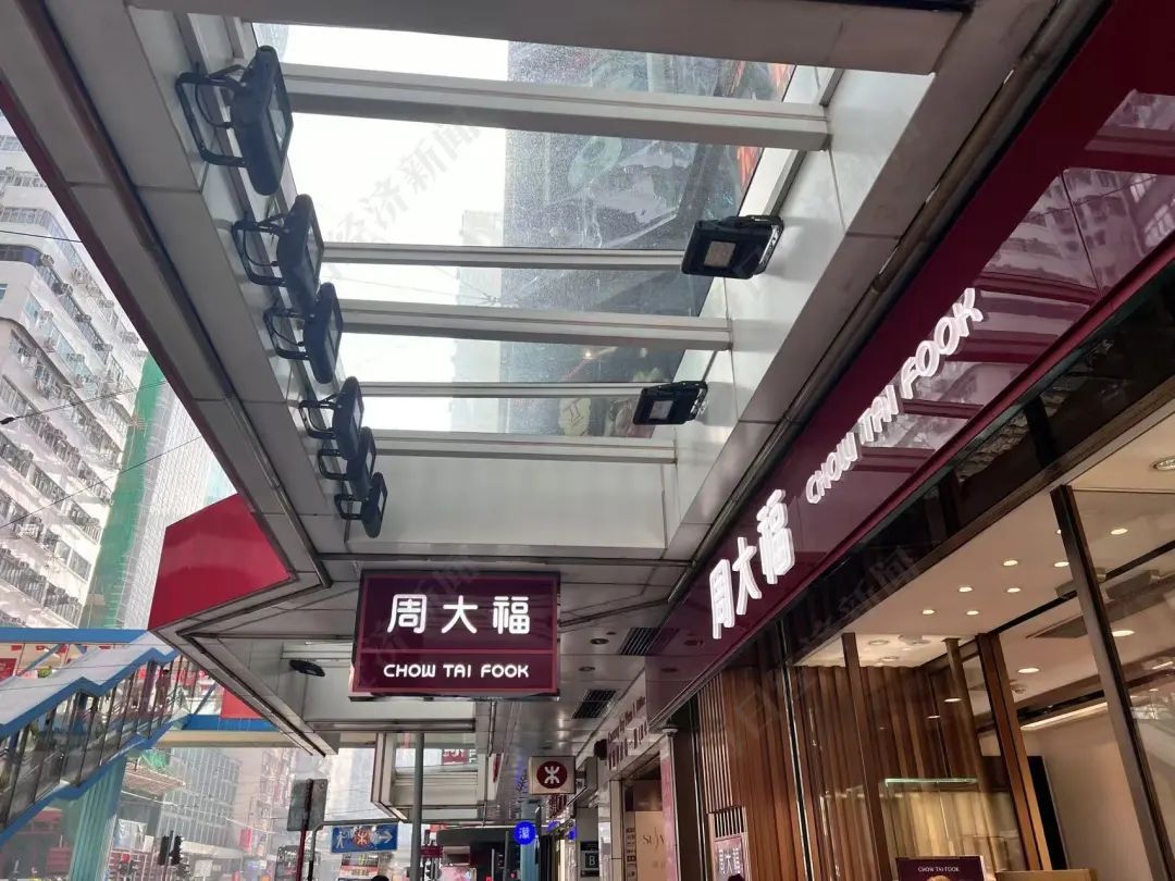 产品价格持续飙升，利润却大跌！知名品牌半年关掉了239家店！扛不住了？