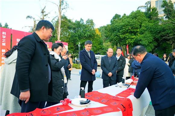 重慶市硬筆書法家協(xié)會會長現(xiàn)場揮春贈送楹聯(lián)。金鳳鎮(zhèn)供圖