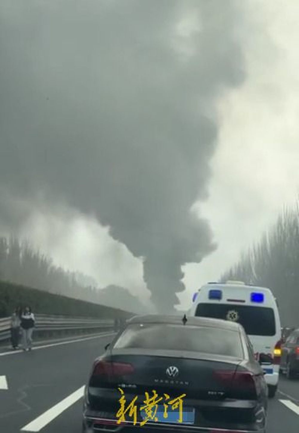 网传一载有辽师大学生的客车高速起火，多名学生受伤，当地医院回应