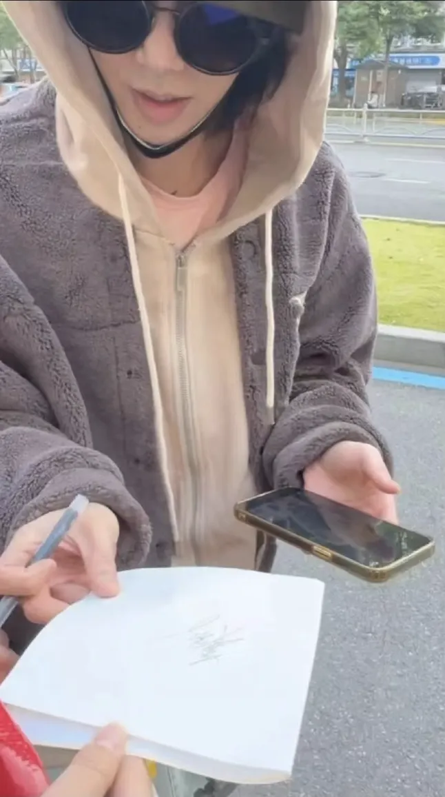 歌手华晨宇一个举动,网友炸锅!此前有人因此被骗光积蓄…