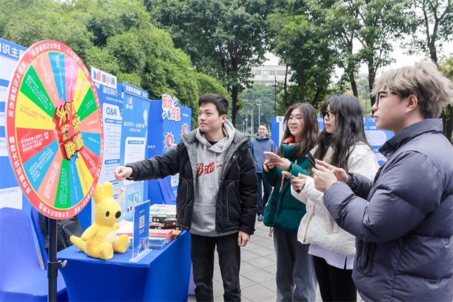 現(xiàn)場設(shè)置的答題游戲受到大學(xué)生熱捧?；顒又鬓k方供圖 第1眼TV-華龍網(wǎng)發(fā)